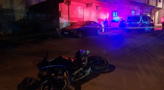 Kilis'te dün gece motosiklet sürücüsü rögar kapağına çarpıp ağır yaralandı