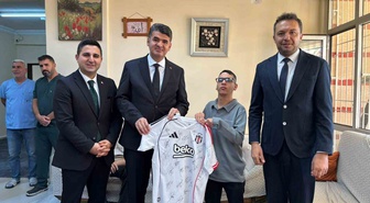 Kilis Valisi Kalaylı, Metin'e imzalı Beşiktaş forması hediye etti