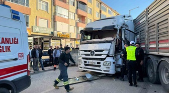 Konya Kulu'da iki tır ve otomobilin karıştığı zincirleme kazada 1 kişi yaralandı