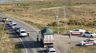 Malazgirt'te jandarma, Muş-Ağrı kara yolunda drone destekli trafik denetimi yaptı