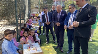 Manisa İl Milli Eğitim Müdürü, Alaşehir'de öğrencilerle mendil kapmaca oynadı
