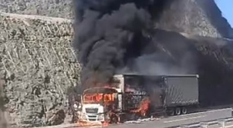 Mersin Tarsus'ta otoyolda iki tır ayrı noktalarda yanarak kullanılamaz hale geldi