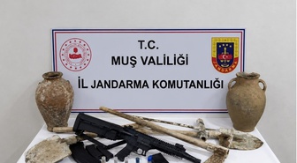 Muş Bulanık'ta kaçak kazı şüphesiyle aramada 2 küp ve av tüfeği ele geçirildi