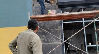 Odunpazarı MESEM Müdürü Erhan Aksu, tadilatta sıva yaparken takdir topladı