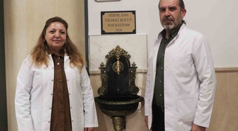 Okul müdürü ve yardımcısı, öğrencilere örnek olmak için okul koridorunda hayır çeşmesi kurdu