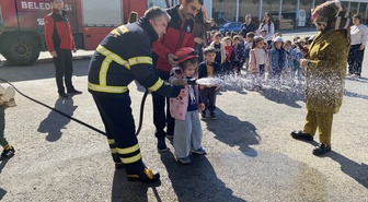 Osmancık'ta anaokulu öğrencileri itfaiye araçlarını inceleyip mesleği deneyimledi