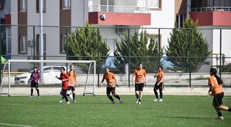 Osmaniye Kadirli'de Dünya Kız Çocukları Günü'nde kız öğrenciler futbol maçı yaptı