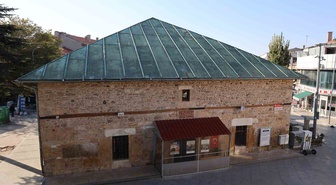 Osmanlı'dan günümüze ulaşan Kırşehir Çarşı Camii, kırlangıç tavanıyla ilgi çekiyor.