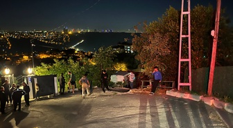 Sarıyer'de hafif ticari araç tek katlı evin çatısına düştü, sürücü yaralandı