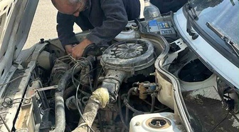 Siirt'te motoru dumanlanan araç alev aldı, itfaiye yangını söndürdü