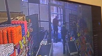 Şişli'de kontrolden çıkan otomobil marketten çıkan müşteriyi yaraladı
