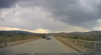 Sivas'ta hatalı sollama yapan sürücü son anda manevrayla kazadan kurtuldu