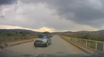 Sivas'ta Karşıyaka Köprüsü'nde hatalı sollayan sürücü, çarpışmaktan son anda kurtuldu