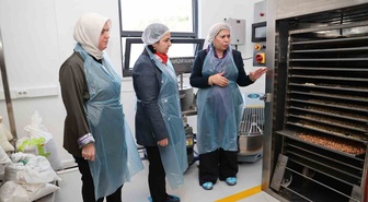 Vali eşi Elif Makas, tirmis bazlı gıda üreten girişimcinin çalışmalarını inceledi