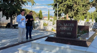 Yeniden Refah Gençlik Kolları Genel Başkanı Efe, Sadık Ahmet'in kabrini ziyaret etti.