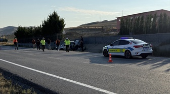 Yozgat'ta refüje devrilen otomobilde yaralanan 3 kişi hastanede tedavi altına alındı