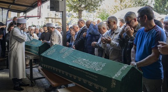 7 katlı binada kısmi çökmede ölen İnan kardeşlere Maltepe'de cenaze töreni düzenlendi