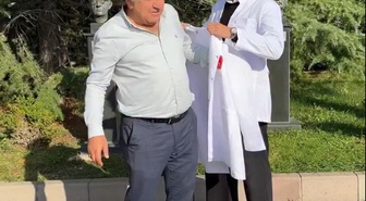 Afla 60 yaşında Hacettepe Tıp'a dönen öğrenciye önlüğünü doktor oğlu giydirdi