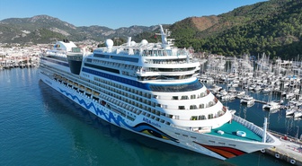 Aida Stella gemisi Muğla'nın Marmaris ilçesine çoğu Alman 2 bin 305 yolcu getirdi