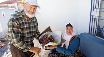Aksaray'da Ramazan Keser, 58 yıllık eşine doğum gününde üzüm buketi hediye etti