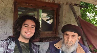 Ankara Kızılcahamam'da 93 yaşındaki Özen, 60 yıldır bastonları ücretsiz hediye ediyor