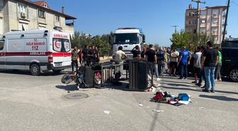 Antalya Serik'te otomobil elektrikli bisikletle çarpıştı, 2 kişi yaralandı