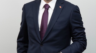 Ataşehir'de başkan vekili seçimi CHP'siz başladı, tek aday Serdar Orhan yarışıyor.