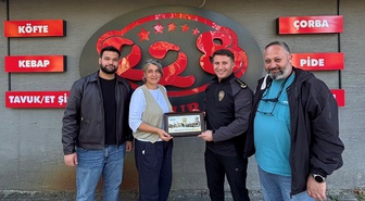 Bilecik İl Emniyet Müdürü Çağlar, esnafı ziyaret edip hediye verdi