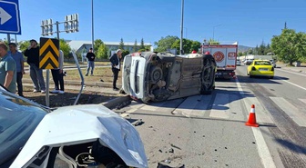 Bingöl'de otomobil ile ticari araç çarpıştı, hafif ticari yan yattı, 3 kişi yaralandı