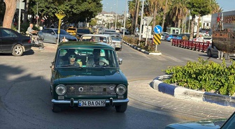 Bodrum'da 42 klasik otomobil Turgutreis Meydanı'nda sergilendi