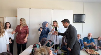 Ceyhan, Eskişehir'de palyatif bakım servislerini ziyaret edip personele hediye verdi