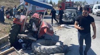 Çorum Sungurlu'da traktör ve otomobil çarpıştı, 7 yaralı hastaneye kaldırıldı