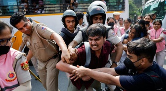 Delhi'de Hamamböceği Halk Partisi'nin eyleminde yüzlerce protestocu gözaltına alındı