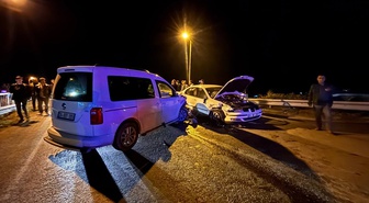 Erzincan'da İstasyon Köprüsü'nde iki araç çarpıştı, 2 kişi yaralandı