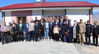 Erzincan Kemah'ta kaya düşmesi riskine karşı 28 afet konutu hak sahiplerine verildi