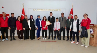Erzincan Üzümlü'de başarılı güreşçiler Kaymakam Hökelekli tarafından kabul edildi