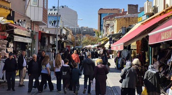 Eskişehir'de sıcak havayı fırsat bilenler Hamam Yolu Caddesi'nde yoğunluk oluşturdu