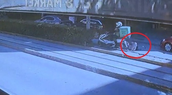 Eskişehir Odunpazarı'nda kurye motosikleti yayaya çarptı, 2 yaralıdan biri ağır