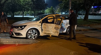 Eskişehir Tepebaşı'nda iki otomobil çarpıştı, kazada 3 kişi yaralandı