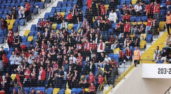 Gençlerbirliği taraftarları Amed Sportif maçı öncesi 'Yönetim uyuma' dediler.