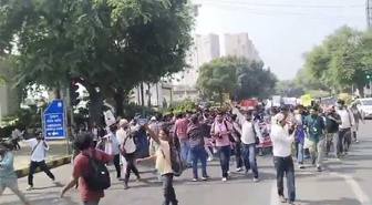 Hamam Böceği Halk Partisi kurucusu dahil binlerce kişi Yeni Delhi'de gözaltına alındı