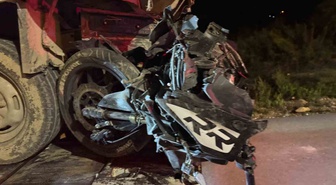 Hatay'ın Altınözü ilçesinde pikapla çarpışan motosikletin 19 yaşındaki sürücüsü öldü.