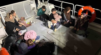 İzmir Seferihisar açıklarında bebek ve çocuklarla 13 düzensiz göçmen yakalandı