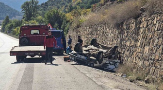 Karabük'te istinat duvarına çarpıp ters dönen otomobilde 3 kişi yaralandı.
