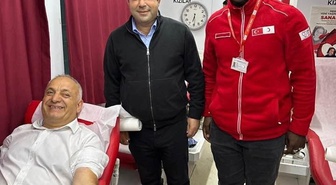 Lokman Ayva Düzce'de Kızılay'a kan bağışında bulundu, duyarlılık çağrısı yaptı