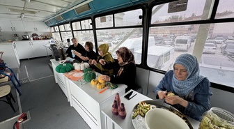 Malatya'da hurda otobüs, kadınlara atık yağdan Arap sabunu yapmayı öğretiyor