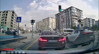 Malatya Yeşilyurt'ta kamyonetle otomobil çarpıştı; kamyonet sürücüsü yaralandı