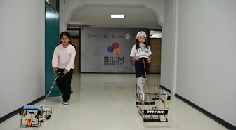 Manisa Demirci'de Ali Rıza İşçi çocuklara nostaljik tel araba yapımını öğretti
