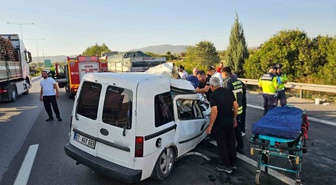 Mersin'de hafif ticari araç çekiciye arkadan çarptı, 2 kişi öldü, 1 kişi yaralandı.