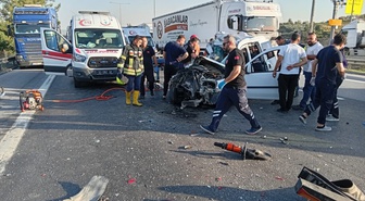 Mersin Tarsus'ta tıra arkadan çarpan hafif ticari araçta 2 kişi öldü, 1 yaralı